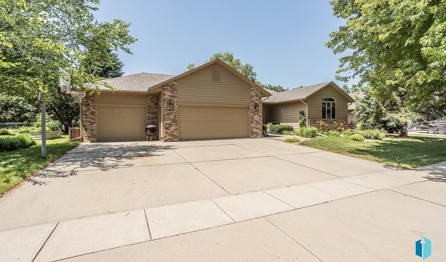 1109 S Parkview Blvd, Brandon, SD 57005 - 5 Beds, 4 Bath