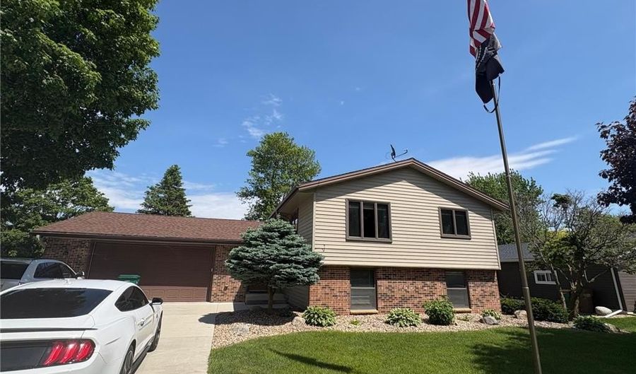 1918 Bayview Dr, Albert Lea, MN 56007 - 3 Beds, 2 Bath