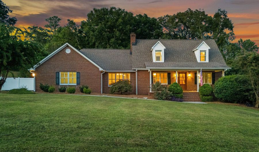 3046 Hawthorne St, Athens, TN 37303 - 3 Beds, 4 Bath