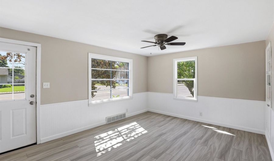 1831 S ONEIDA St, Appleton, WI 54915 - 2 Beds, 1 Bath