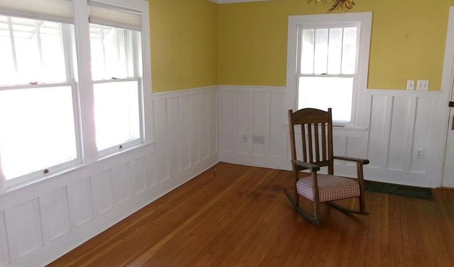 131 E Mechanic St, Bloomfield, IN 47424 - 2 Beds, 2 Bath
