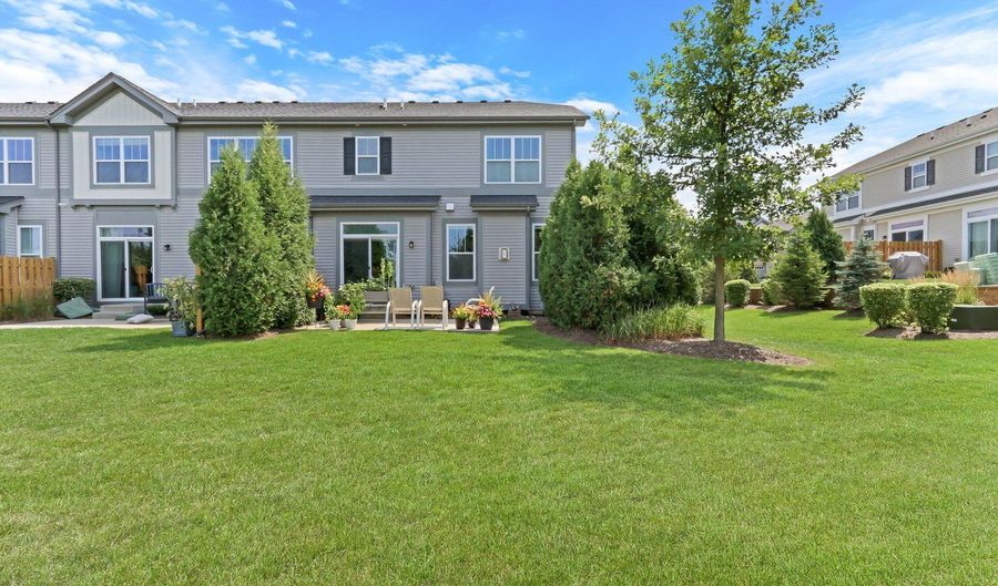 3227 N Heritage Ln, Arlington Heights, IL 60004 - 3 Beds, 4 Bath
