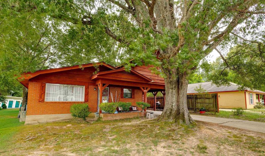 910 LARCHE Ln, Bastrop, LA 71220 - 4 Beds, 3 Bath