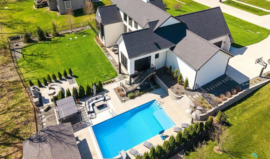 25046 Greyhawk Dr, Adel, IA 50003 - 5 Beds, 5 Bath