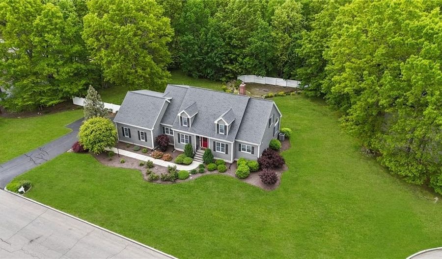10 Lantern Brook Dr, Lincoln, RI 02865 - 4 Beds, 3 Bath