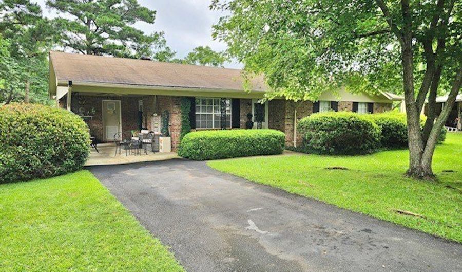 301 4th St SE, Aliceville, AL 35442 - 3 Beds, 2 Bath
