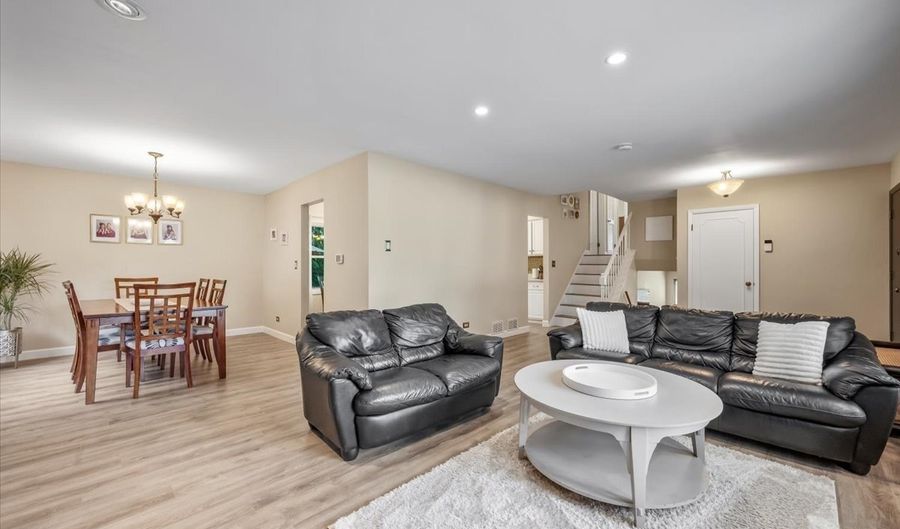 2631 N Stuart Dr, Arlington Heights, IL 60004 - 3 Beds, 2 Bath