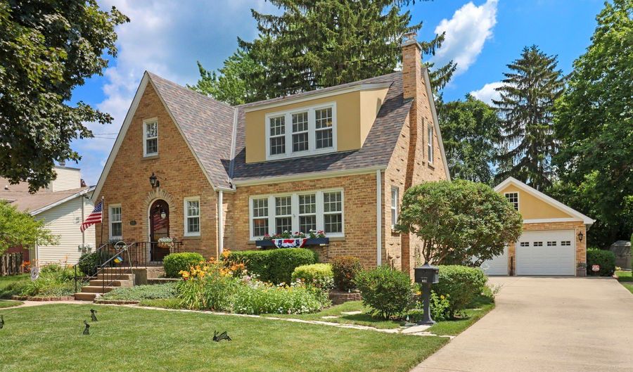 621 PARKWAY Ave, Antioch, IL 60002 - 3 Beds, 3 Bath